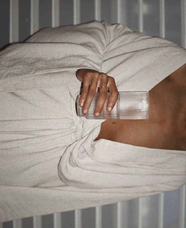 06 · Flash on linen